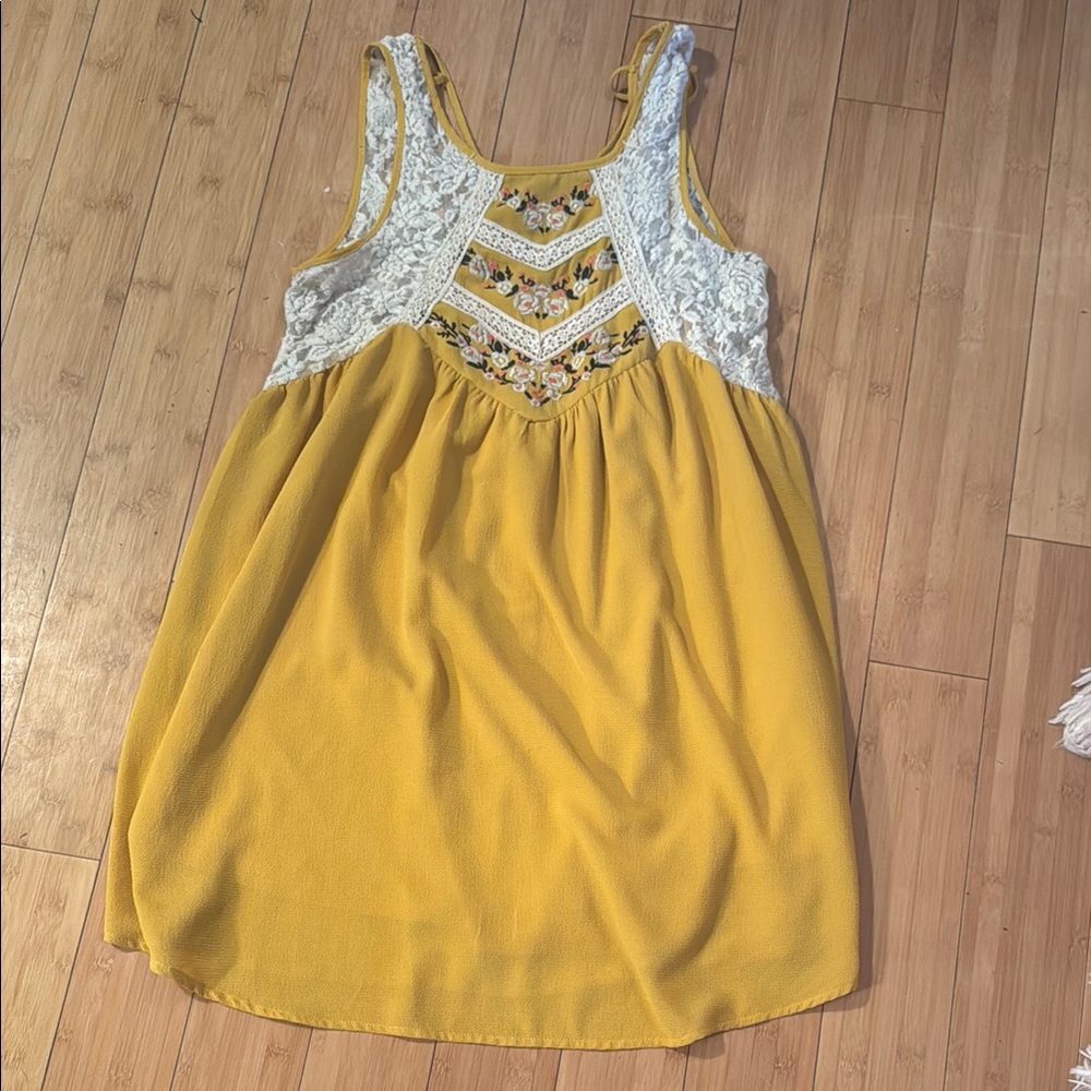 Chic Yellow and White Lace Top